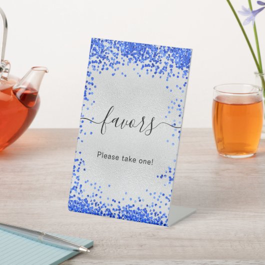 Zilveren feestartikelen in koningsblauw reclamebord met voetstuk (Insitu)