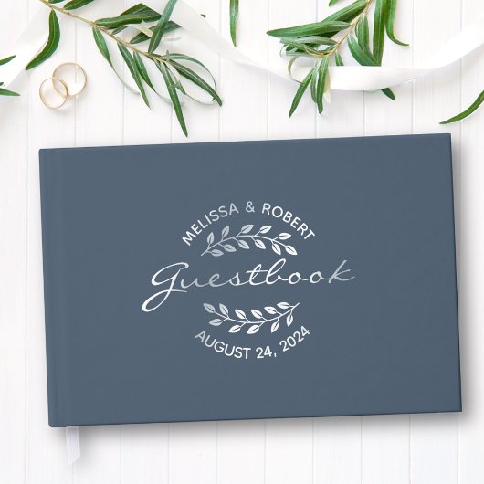 Zilveren folie krans op blauwe bruiloft gastenboek