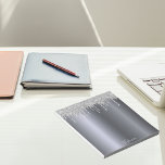 Zilveren glitter druppelt naam notitieblok<br><div class="desc">Gedecorreerd met faux zilveren glitterdrup,  verfdruppelaar. Elegant faux zilveren metalen achtergrond. Sjabloon voor jouw naam in lichtgrijs die met een handgeschreven stijlmanuscript wordt geschreven.</div>