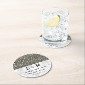 Zilveren glitter en wit marmer bruiloft monogram ronde kartonnen onderzetter (Insitu)