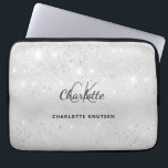 Zilveren glitter monogram laptop sleeve<br><div class="desc">Een klassieke faux zilveren metalen achtergrond. Gedorst met faux glitter stof. Pas jouw naam,  monogram initialen en volledige naam aan en voeg deze toe.</div>