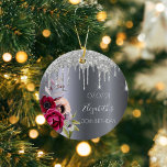 zilveren glitter op 30e verjaardag druppelt floral keramisch ornament<br><div class="desc">Een ornament voor een 30e verjaardag. Een donkere faux zilveren metalen achtergrond. Gedecormeerd met donkere paarse en bruine en roze roos bloemen, faux zilveren glitter druppelen, verfdruppelaar. Sjablonen voor naam, datum en leeftijd 30. De naam wordt geschreven met een wit modern handgeschreven stijlmanuscript met letters. Perfect als winterfeest decor, gunst,...</div>