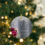 zilveren glitter op 60ste verjaardag druppelt flor keramisch ornament<br><div class="desc">Een ornament voor een 60ste verjaardag. Een donkere faux zilveren metalen achtergrond. Gedecormeerd met donkere paarse en bruine en roze roos bloemen, faux zilveren glitter druppelen, verfdruppelaar. Sjablonen voor naam, datum en leeftijd 60. De naam wordt geschreven met een wit modern handgeschreven stijlmanuscript met letters. Perfect als winterfeest decor, gunst,...</div>