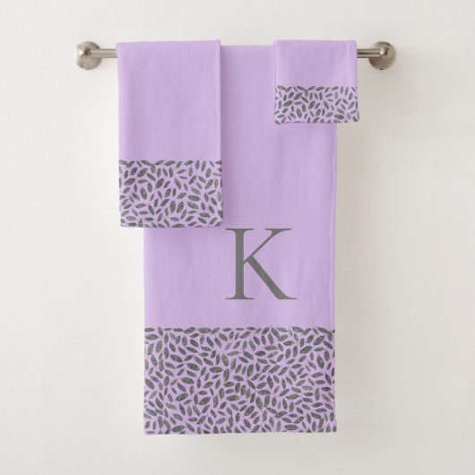Zilveren Glitter Veren op Lavendel Monogram Bad Handdoek (Insitu)