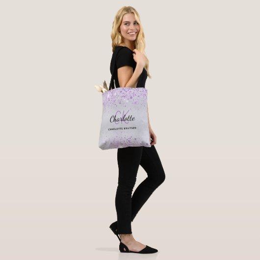 Zilveren glitters paarse stof monogram initialen tote bag (Op model)