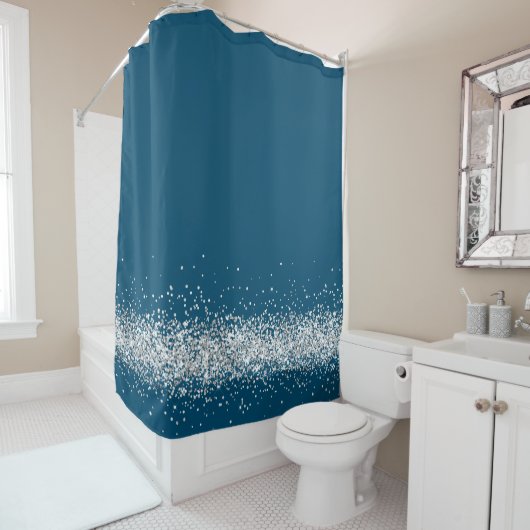 Zilveren Glittery Glam Edging op Blauwe Badhanddoe Douchegordijn (In situ)
