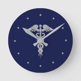 Zilveren grijze caduceus op marineblauwe ronde klo klok
