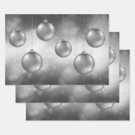 Zilveren grijze kerstballen op grijze bokeh inpakpapier vel