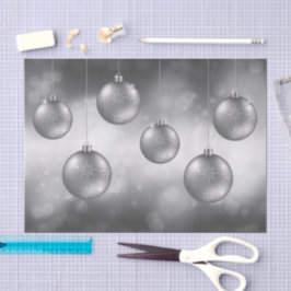 Zilveren grijze kerstballen op grijze bokeh tissuepapier