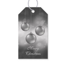 Zilveren grijze kerstballen op rode bokeh