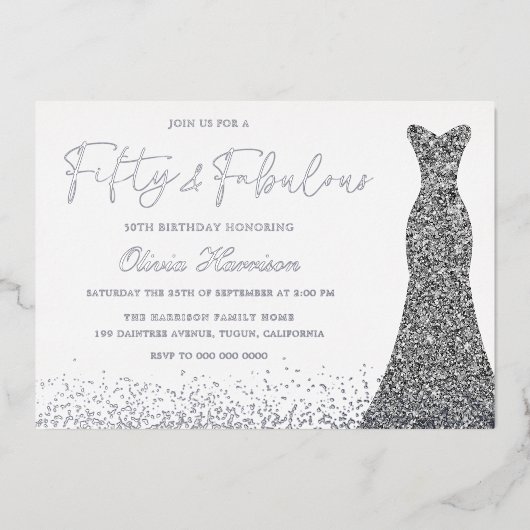 Zilveren jurk Vijftig & Fabulous 50ste verjaardag  Folie Uitnodiging (Voorkant)