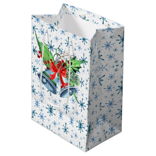 Zilveren kerstaven, Holly en Blauwe Snowflakes Medium Cadeauzakje (Voorkant Gekanteld)