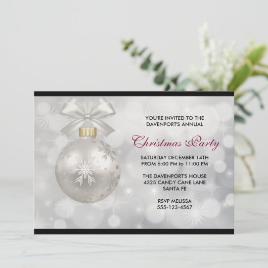 Zilveren kerstbal op Bokeh Lights party Kaart (Staand voorkant)