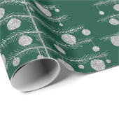 Zilveren kerstbomen beladen met groene Ornamenten Cadeaupapier (Rol Hoek)