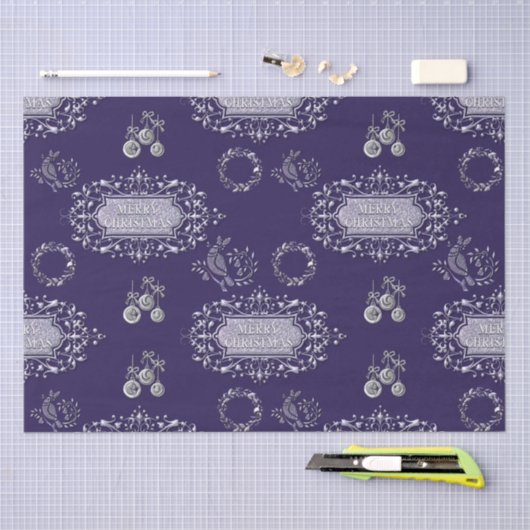 Zilveren kerstdecoratie op blauw kerstfeest tissuepapier (Craft)