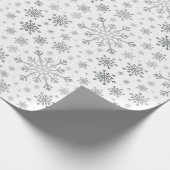  zilveren kerstsnowflakes op winterwit cadeaupapier (Hoek)