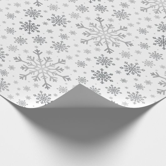  zilveren kerstsnowflakes op winterwit cadeaupapier (Hoek)