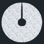 zilveren kerstsnowflakes op winterwit kerstboom rok<br><div class="desc">Gemengde  zilvergrijze (grijze) sneeuwvlokken zijn verspreid over dit kerstseizoenspatroon. Dit schattige feestelijke ontwerp met een scherpe winterwitte achtergrond is zeker om elke leeftijd te behagen en perfect voor iedereen die van zachte en delicate kerstpatronen houdt.</div>