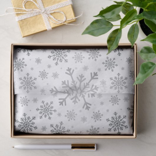 zilveren kerstsnowflakes op winterwit tissuepapier (Geschenk)