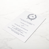 Zilveren krans monogram 25e trouwdag folie uitnodiging (Gedraaid)