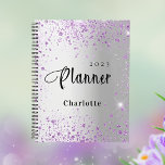 Zilveren lavendel violette glitter naam 2024 planner<br><div class="desc">Een faux zilvervormende achtergrond met paarse,  violette faux glitter. Pas een naam en een jaar aan en voeg deze toe.</div>