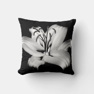 Zilveren Lelie: Monochrome bloemige elegantie. Kussen
