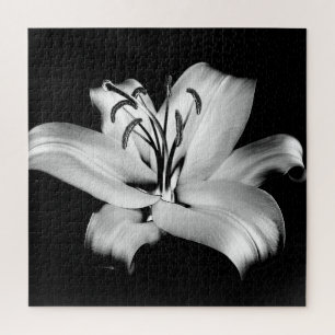 Zilveren Lelie: Monochrome bloemige elegantie. Legpuzzel