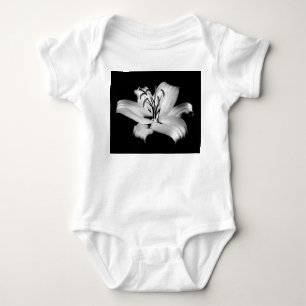Zilveren Lelie: Monochrome bloemige elegantie. Romper