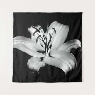 Zilveren Lelie: Monochrome bloemige elegantie. Wandkleed
