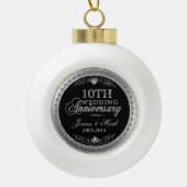 Zilveren Lijst & Harten 10e bruiloft Jubileum Keramische Bal Ornament (Voorkant)