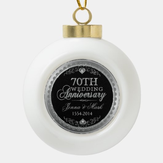 Zilveren Lijst & Harten 70e bruiloft Jubileum Keramische Bal Ornament (Voorkant)