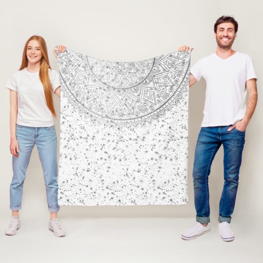 Zilveren Lotus Mandala met Zilveren Sterren op Wit Fleece Deken (In situ)
