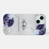Zilveren marineblauwe bloemen elegante monogramnaa iPhone 15 case (Achterkant horizontaal)