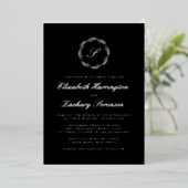 Zilveren Monogram Krans Script Zwart Bruiloft Folie Uitnodiging (Staand Voorkant)