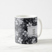 Zilveren monogramletter bloemenaquarel koffiemok (Voorkant rechts)