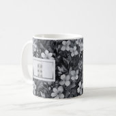 Zilveren monogramletter bloemenaquarel koffiemok (Voorkant links)