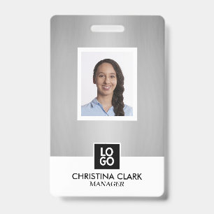 Zilveren naamkaartje met bedrijfslogo en foto van  badge