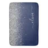 Zilveren Navy Blauwe Glitter Meisjesnaam Monogram Badmat (Voorkant Verticaal)