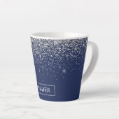 Zilveren Navy Blauwe Glitter Meisjesnaam Monogram Latte Mok (Rechterhoek)