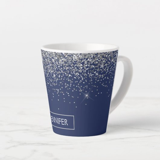 Zilveren Navy Blauwe Glitter Meisjesnaam Monogram Latte Mok (Rechterhoek)