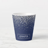 Zilveren Navy Blauwe Glitter Meisjesnaam Monogram Latte Mok (Voorkant)