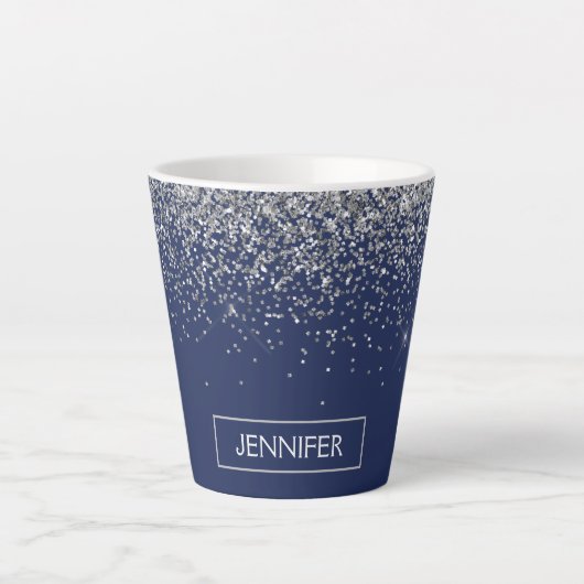 Zilveren Navy Blauwe Glitter Meisjesnaam Monogram Latte Mok (Voorkant)