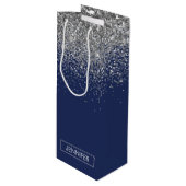 Zilveren Navy Blauwe Glitter Meisjesnaam Monogram Wijn Cadeautas (Voorkant Gekanteld)