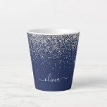Zilveren Navy Blauwe Meisjesachtige Glitter Schitt Latte Mok<br><div class="desc">Navyblauw en zilver glinsterend glitter monogram naam latte koffiebeker mok. Dit is het perfecte cadeau voor sweet 16 verjaardag, bruiloft, bruidsfeest, jubileum, babyfeestje of vrijgezellenfeest voor iemand die houdt van glamour luxe en chic stijlen.</div>