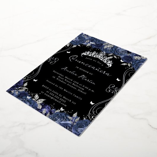 Zilveren Navy Swirl Scroll Floral Quinceanera Folie Uitnodiging (Gedraaid)