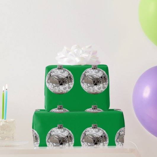 Zilveren Ornamenten op Green Wrapping Paper Cadeaupapier (Feestgeschenken)