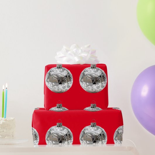 Zilveren Ornamenten op rood inpakpapier (Feestgeschenken)