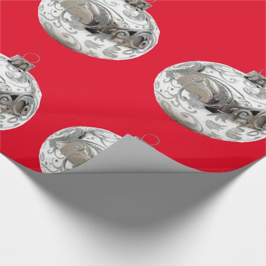 Zilveren Ornamenten op rood inpakpapier (Hoek)