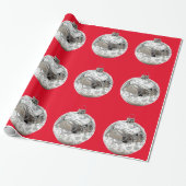 Zilveren Ornamenten op rood inpakpapier (Uitgerold)