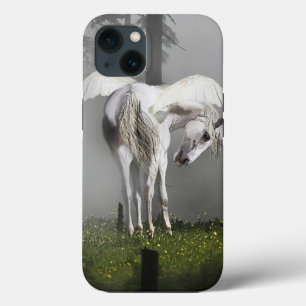 Zilveren Pegasus verzorgt zichzelf in nevelige bos iPhone 13 Hoesje